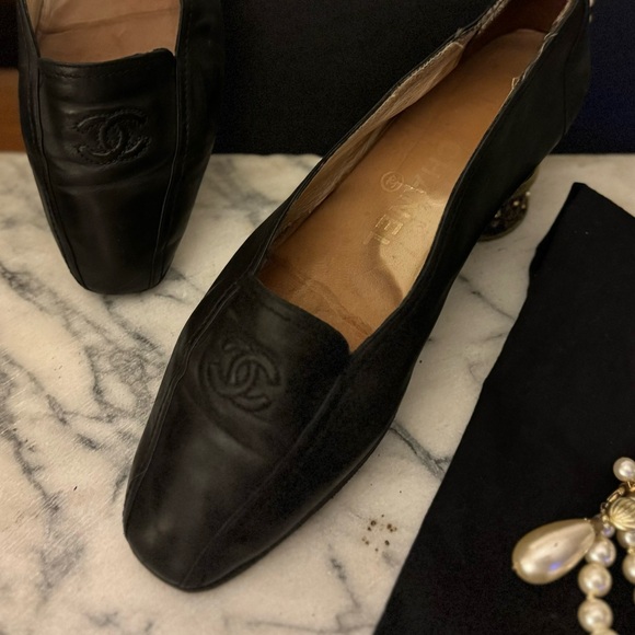 CHANEL BLACK LEATHER LOAFER - Picture 6 of 7